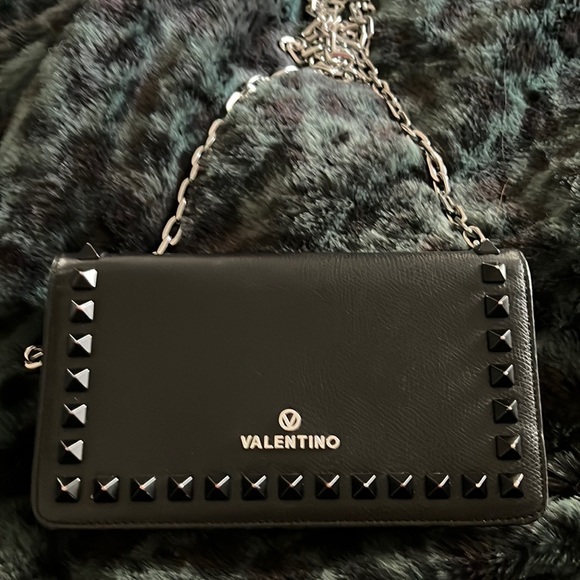 Valentino crossbody bag and sunglasses. - Picture 10 of 10